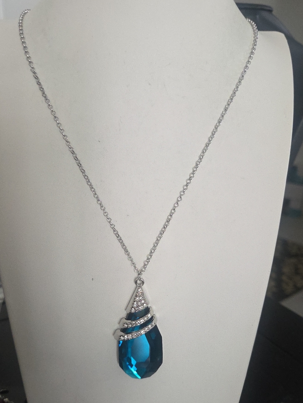 Paparazzi Demandingly Diva Blue Necklace NWT